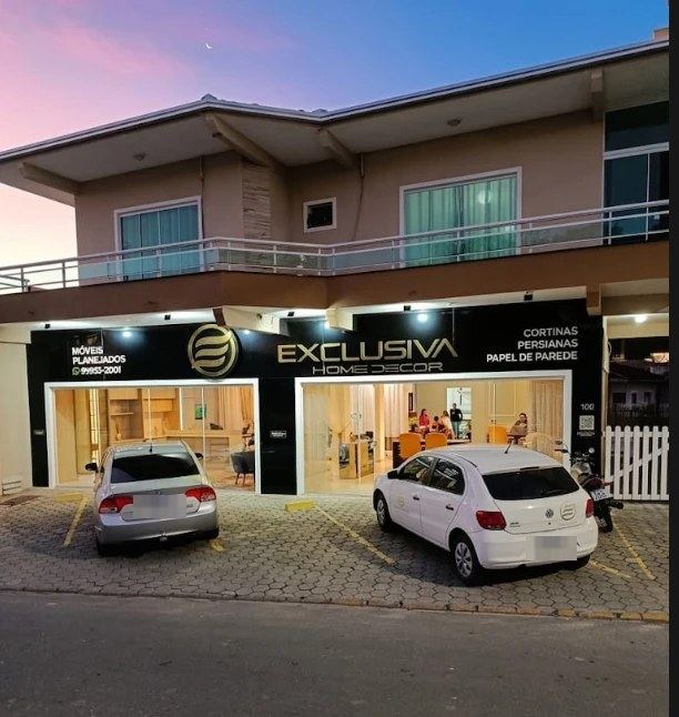 Fachada da loja Exclusiva Home Decor ao entardecer, em Barra Velha/SC